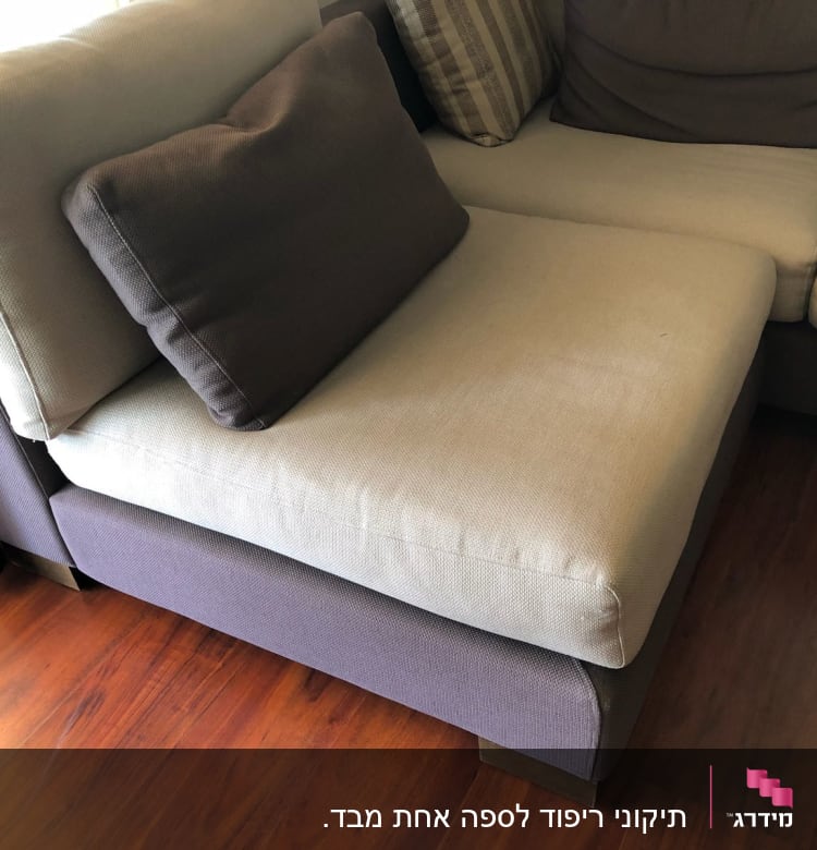 כריות על ספה עם ריפוד בד אפור